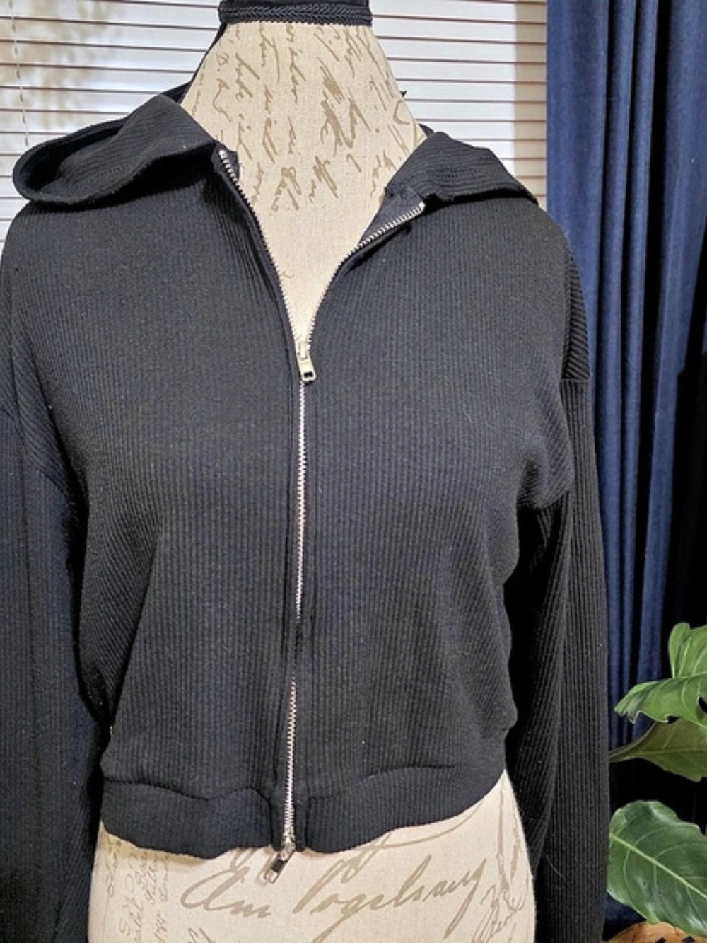 Alo Ribbed Cropped Hoodie in Black